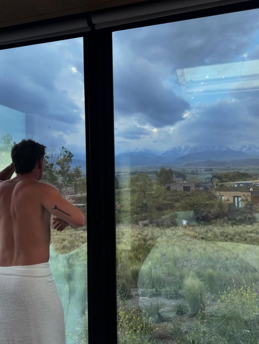 Andrea Rincón con su novio en Mendoza