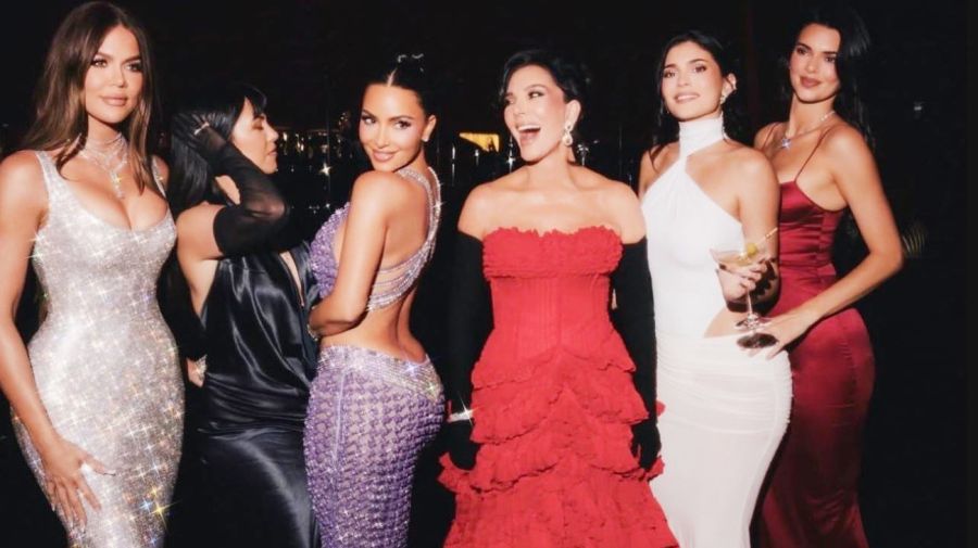 Kris Jenner con todas sus hijas