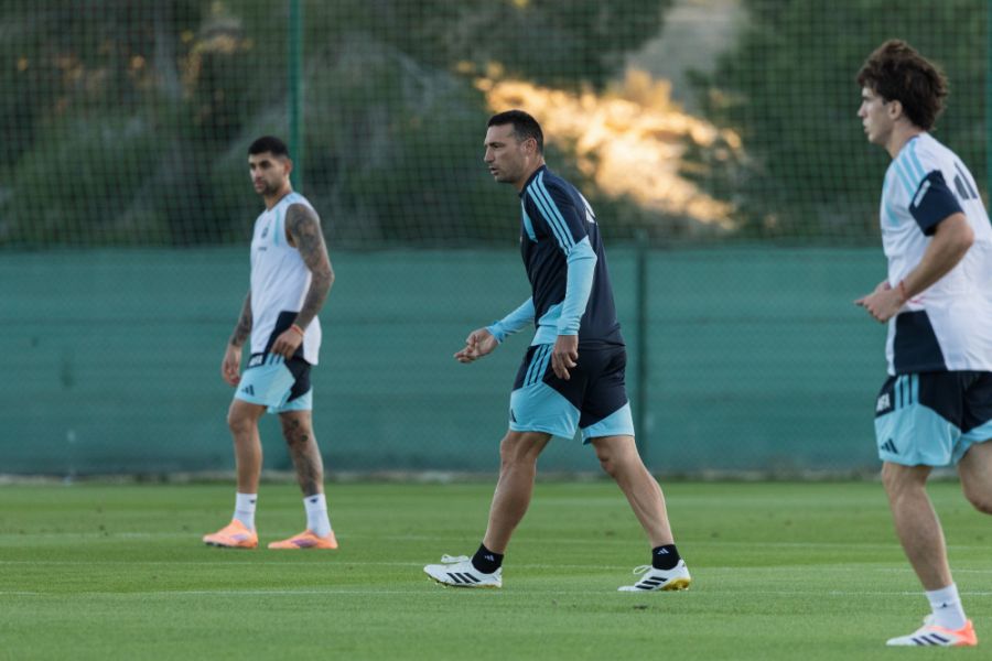 Lionel Scaloni entrenando a la Selección Argentina