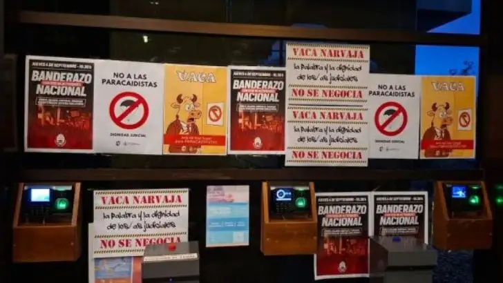 Afiches contra Vaca Narvaja