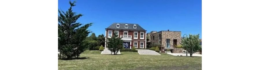 La fachada de la casa de campo del Dibu Martínez