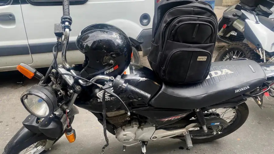 La moto de Titan Negra