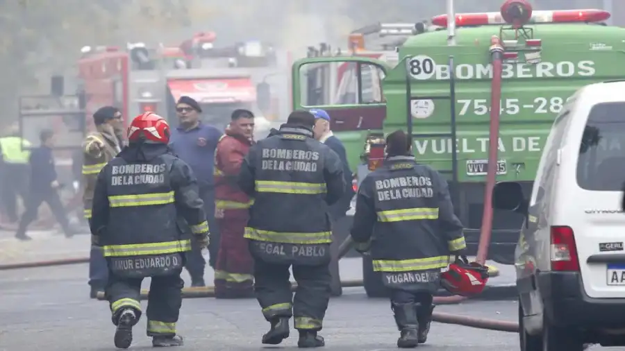 Bomberos en el trágico incendio del depósito de Iron Mountain en Barracas en 2014.
