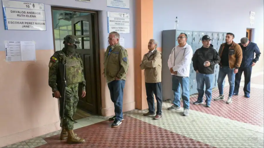 Ecuador votaron referéndum sobre regreso de bases militares extranjeras y nueva constitución