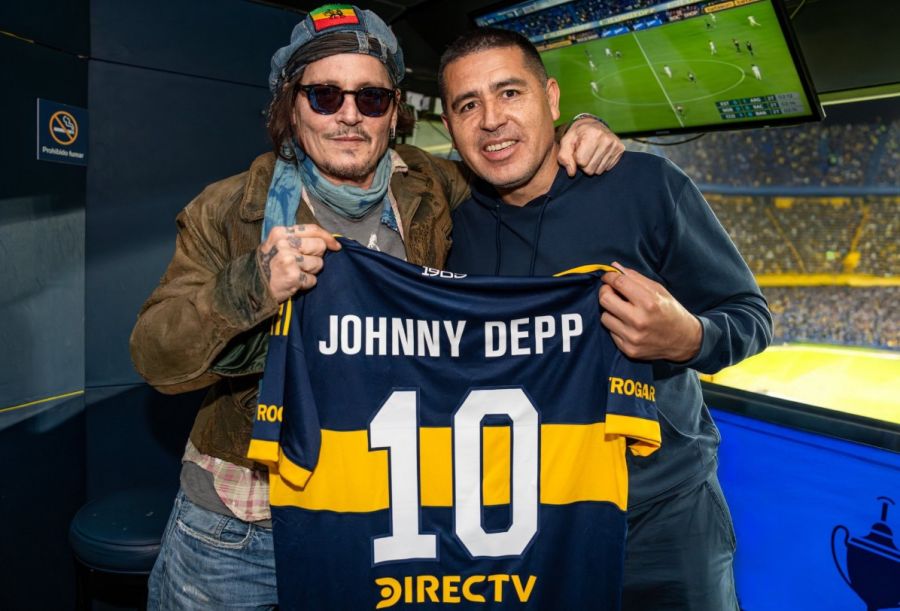 Johnny Depp y Román Riquelme