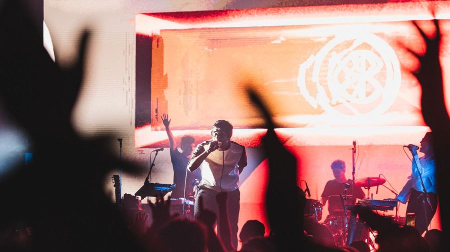 Peces Raros desafió a la tormenta y convirtió al Estadio UNO en una rave de rock oscuro