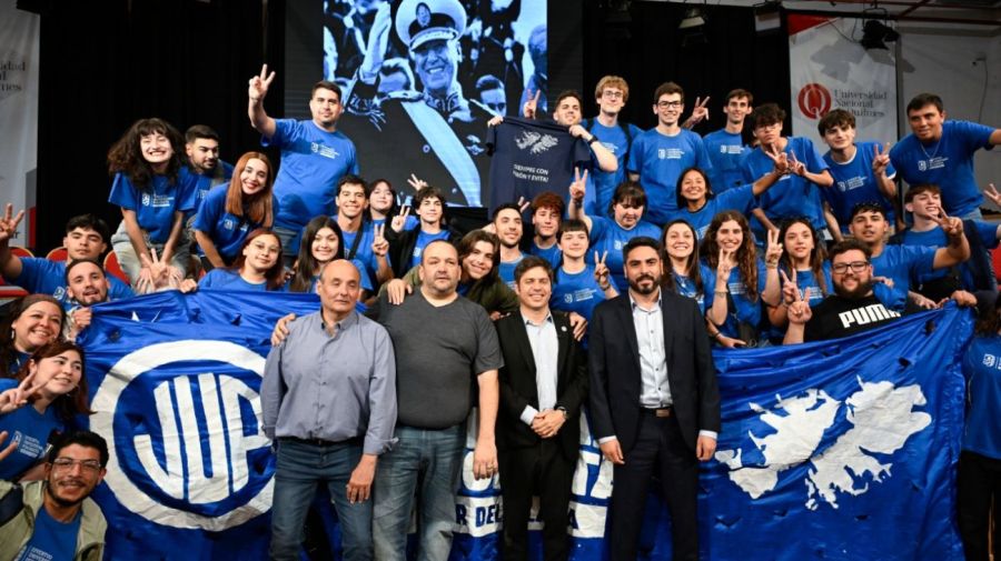 El gobernador bonaerense Axel Kicillof en el acto de renovación de autoridades de la Juventud Universitaria Peronista