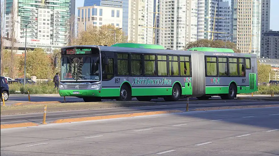 Viajar en micro a CABA ya cuesta casi $130.000 por mes para quienes viven en La Plata 18112025