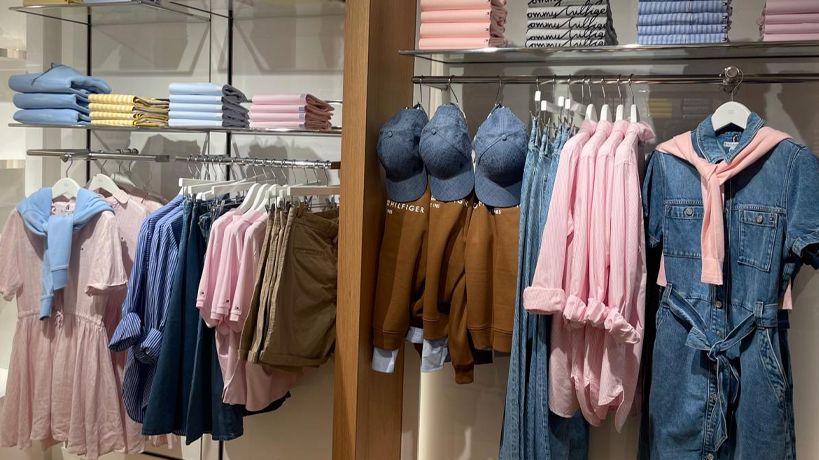 Interior del local de Tommy Hilfiger en Córdoba