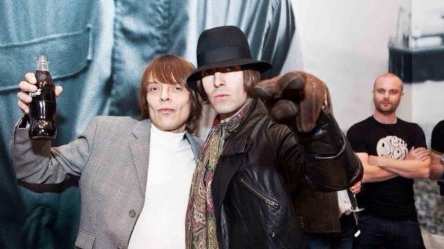 Liam Gallagher, de Oasis, junto a Mani Mounfield