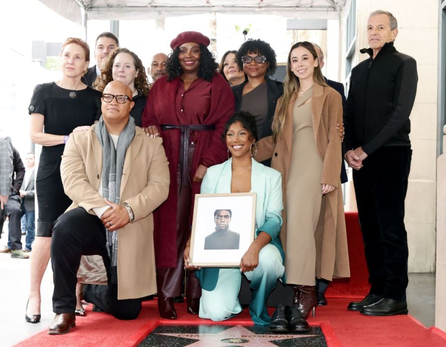 Saisha Beecham, Taylor Simone Ledward y Bob Iger, director ejecutivo de The Walt Disney Company (derecha)