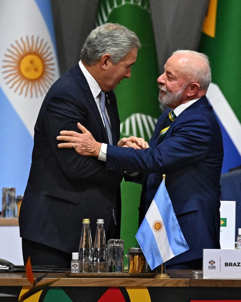 El canciller Pablo Quirno saluda a Lula da Silva en el G20 2025 en Sudáfrica
