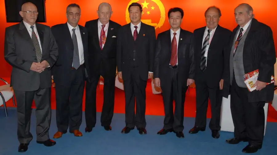 Miguel Ángel Calvete (el segundo de la izq.) con empresarios chinos y argentinos como Carlos Spadone y Julio Werthein, ambos de la Cámara de Comercio Argentino-China.