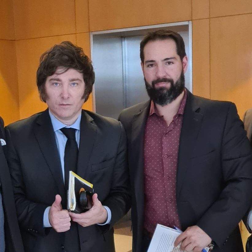 Martín Antolín en 2022 junto a Javier Milei