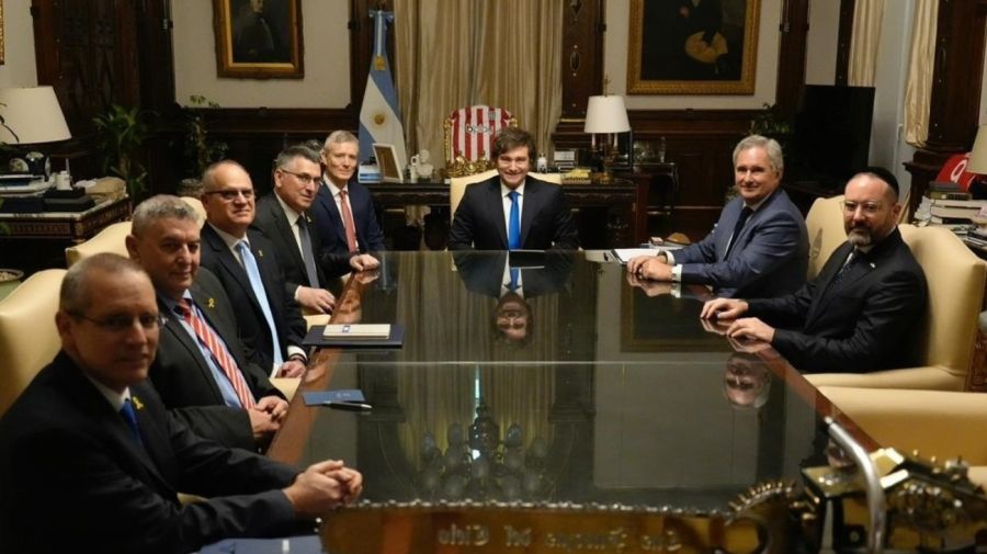 Javier Milei con una camiseta de Estudiantes