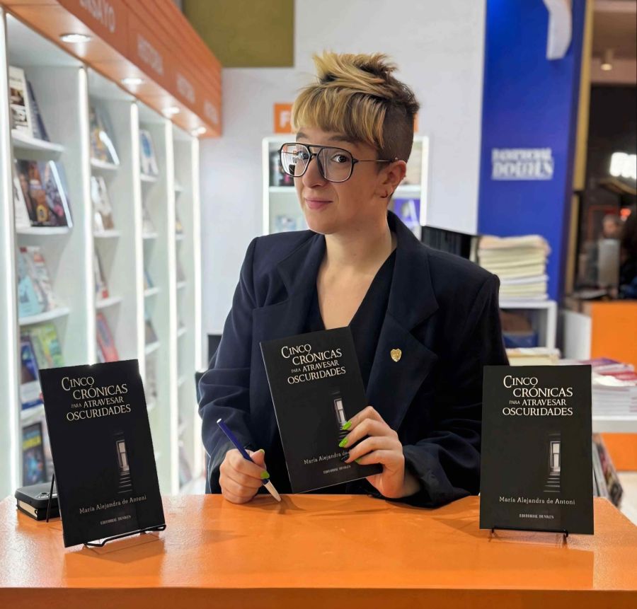 Cinco crónicas para atravesar oscuridades, de María Alejandra de Antoni