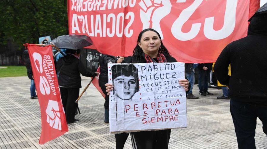 The Black Scarves March and the Counter-March 2