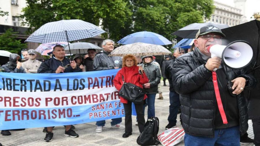 The Black Scarves March and the Counter-March