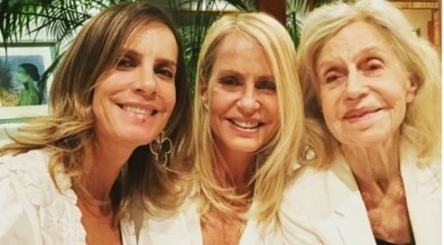 Cecilia Bolocco junto a su madre y su hermana Diana