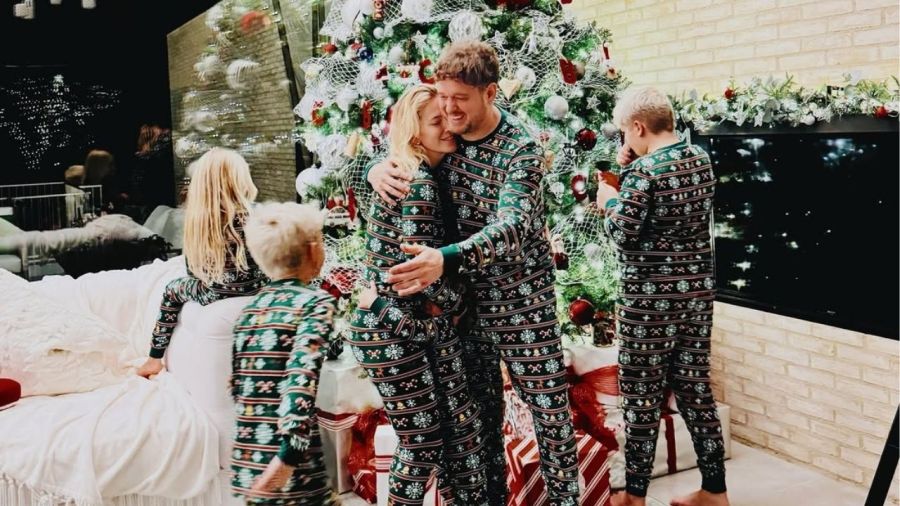 Luisana Lopilato armando el árbol de navidad en familia