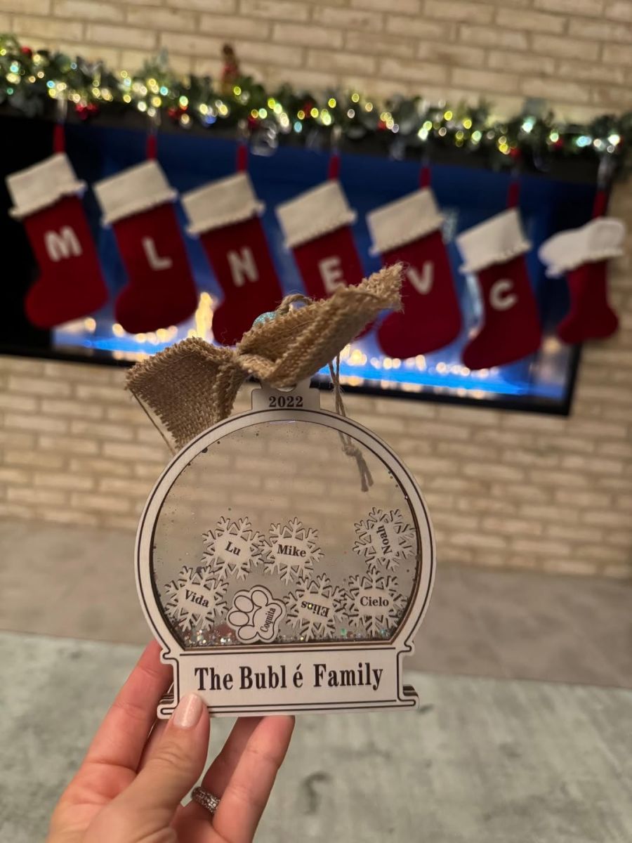 Luisana Lopilato armando el árbol de navidad junto a su familia