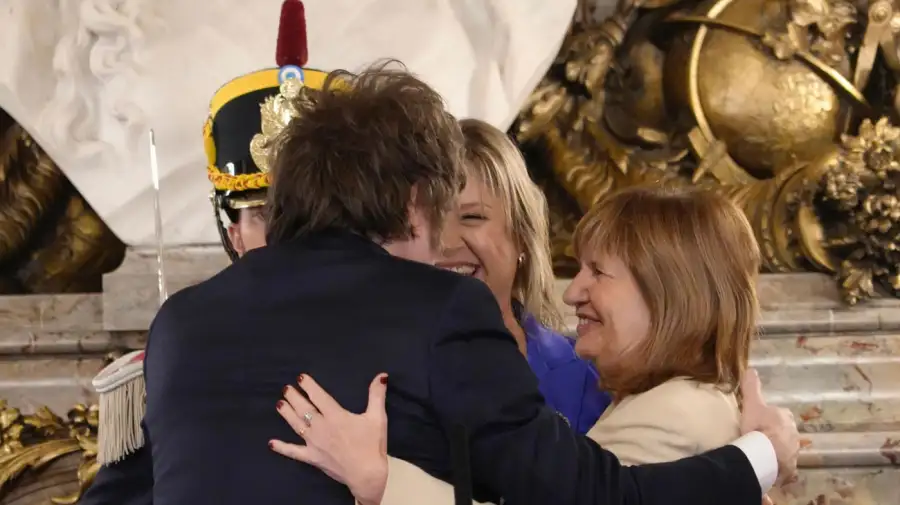 El presidente Javier Milei encabezó este mediodía la ceremonia oficial de juramento de Alejandra Monteoliva a cargo del Ministerio de Seguridad, en el Salón Blanco de la Casa Rosada. 02122025