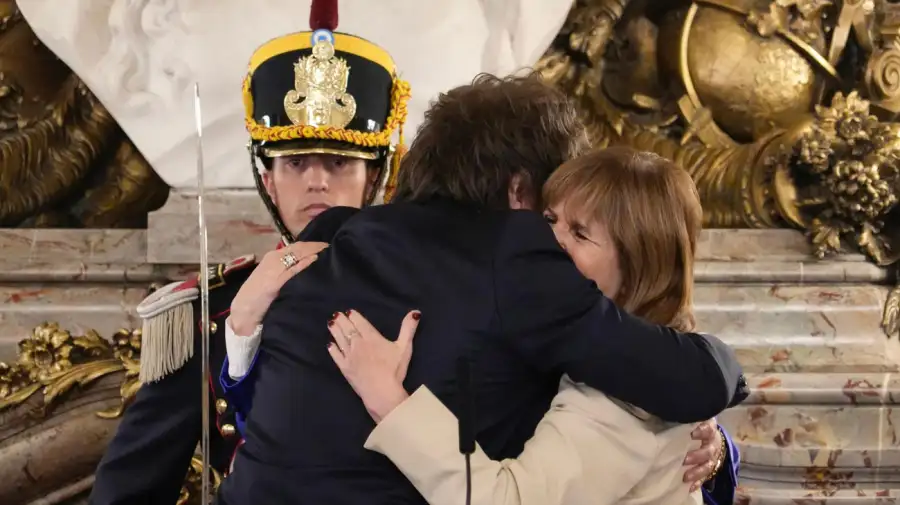 El presidente Javier Milei encabezó este mediodía la ceremonia oficial de juramento de Alejandra Monteoliva a cargo del Ministerio de Seguridad, en el Salón Blanco de la Casa Rosada. 02122025