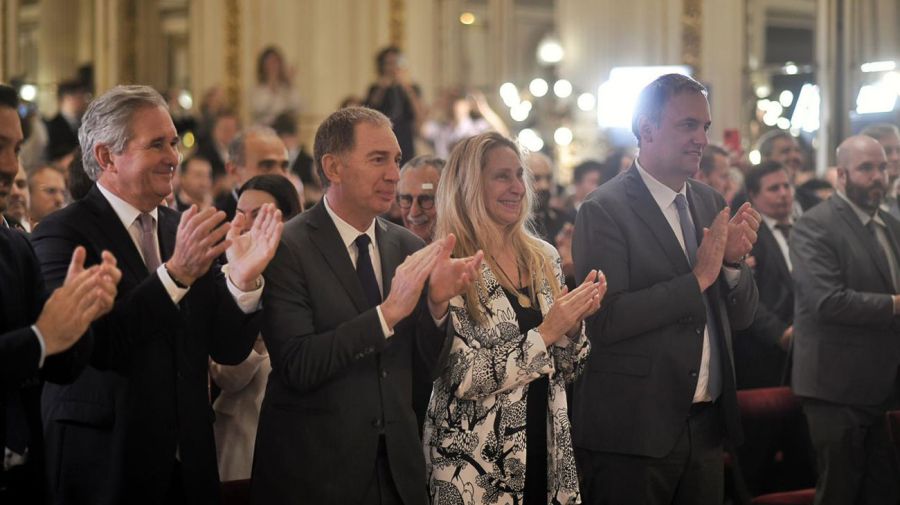El presidente Javier Milei encabezó este mediodía la ceremonia oficial de juramento de Alejandra Monteoliva a cargo del Ministerio de Seguridad, en el Salón Blanco de la Casa Rosada. 02122025