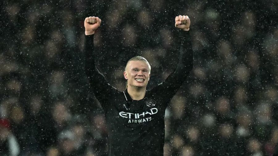Erling Haaland jugando para Manchester City