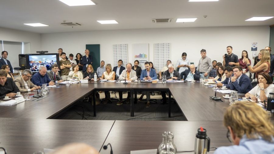 Comisión discute presupuesto 2026