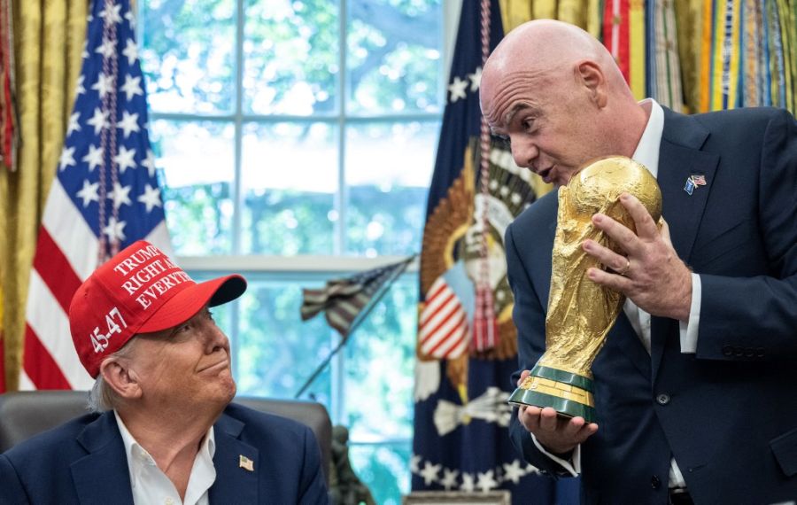 Donald Trump junto a Gianni Infantino
