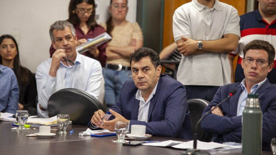 Legisladores opositores debaten el presupuesto