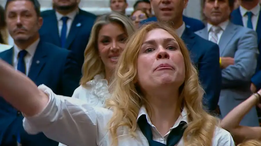 Lilia Lemoine en la jura del congreso 03122025