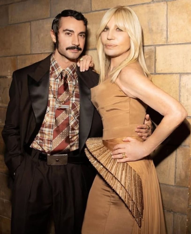 Dario Vitale y Donatella Versace
