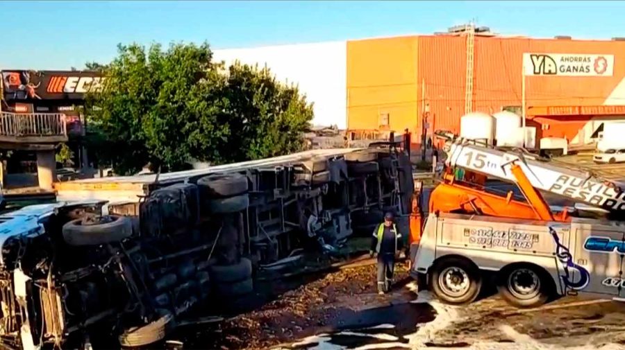 A truck loaded with oil overturns in La Panamericana 04122025