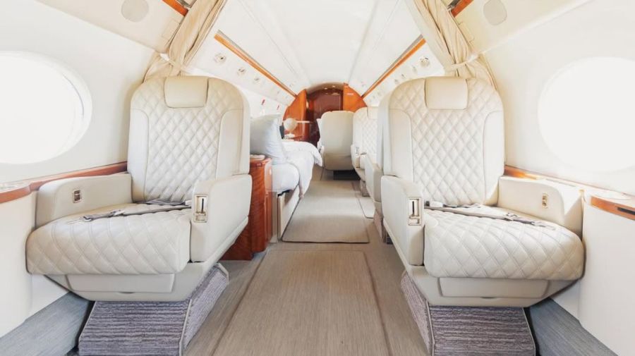 Gulfstream G400 de Baires Fly, patente LV-GQW en el que viajó Chiqui Tapia a Estados Unidos