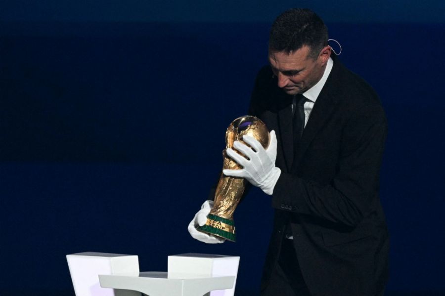 Lionel Scaloni con la Copa del Mundo