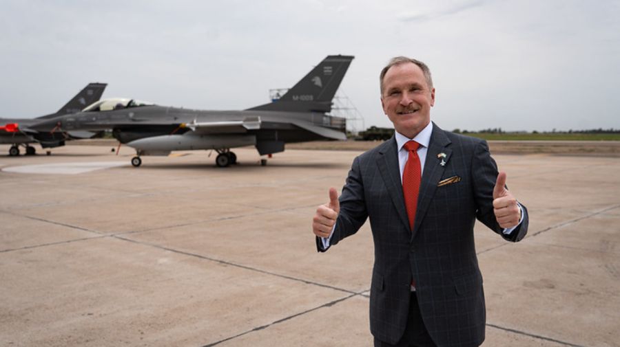 El embajador estadounidense, Peter Lamelas, con los F16 en Córdoba.