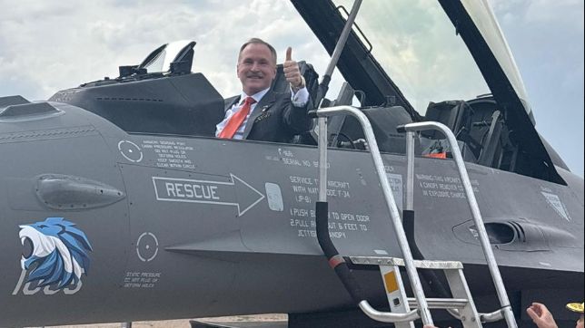 El embajador Lamelas también se llevó su foto en un F16.