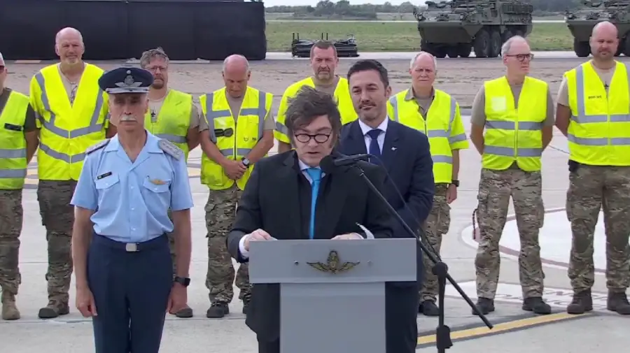 Milei en el acto de presentación de la flota F-16 06122025