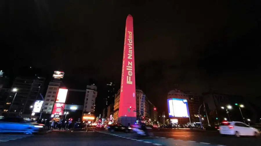 Obelisco encendido de luces por la proximidad de Navidad 20251208