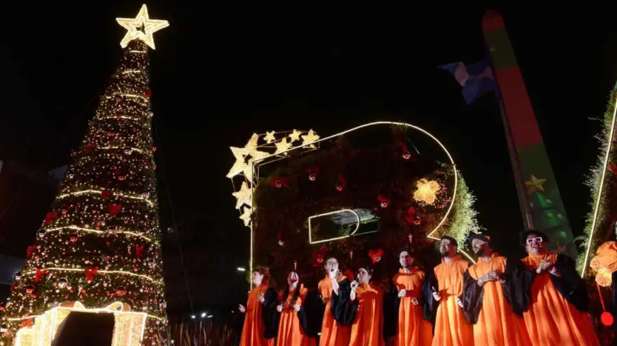 Obelisco encendido de luces por la proximidad de Navidad 20251208