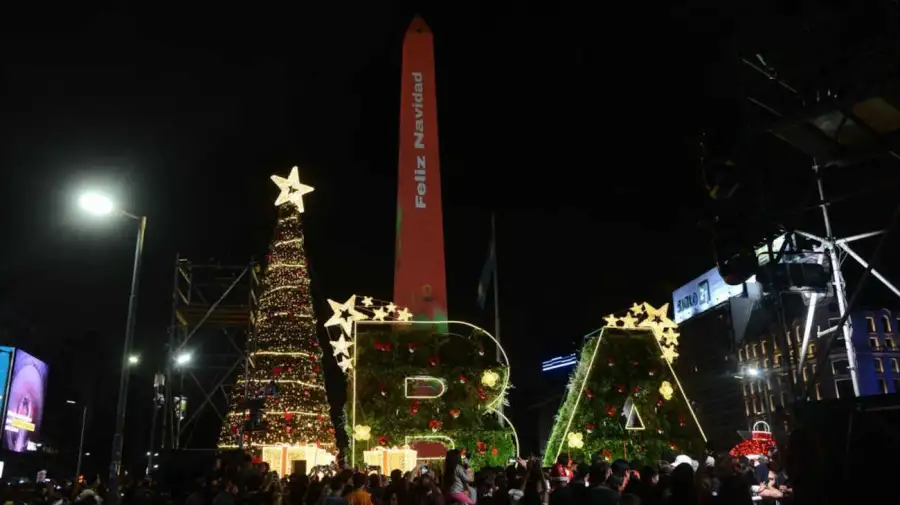 Obelisco encendido de luces por la proximidad de Navidad 20251208