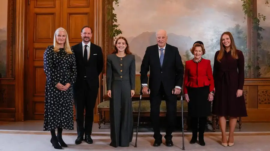 Ana Corina Sosa (r.), daughter of Venezuelan opposition leader María Corina Machado, receives the Nobel Peace Prize on behalf of her mother from the President of the Norwegian Nobel Committee Jorgen Watne Frydnes (l.) at the Nobel Peace Prize ceremony in Oslo City Hall
