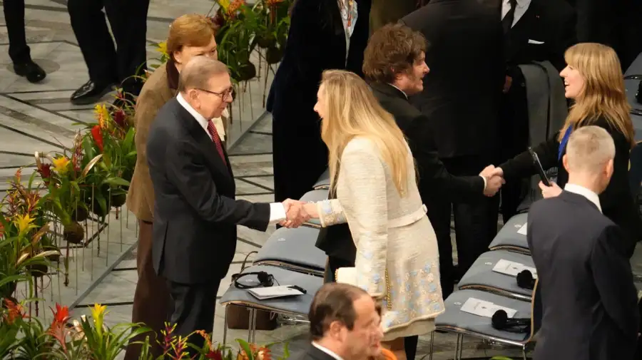 Karina Milei saluda al opositor venezolano Edmundo González Urrutia en la ceremonia de entrega del Premio Nobel de la Paz 2025, en Oslo