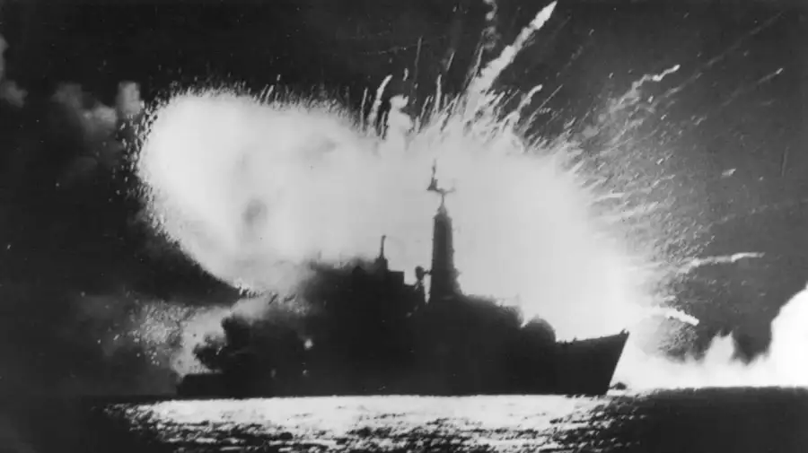 Fragata HMS Antelope de la Royal Navy hundida el 24 de mayo de 1982 por un avión argentino Douglas A-4 Skyhawk