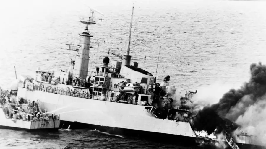 Fragata HMS Ardent hundida el 21 de mayo de 1982 por un avión argentino A-4P Skyhawk
