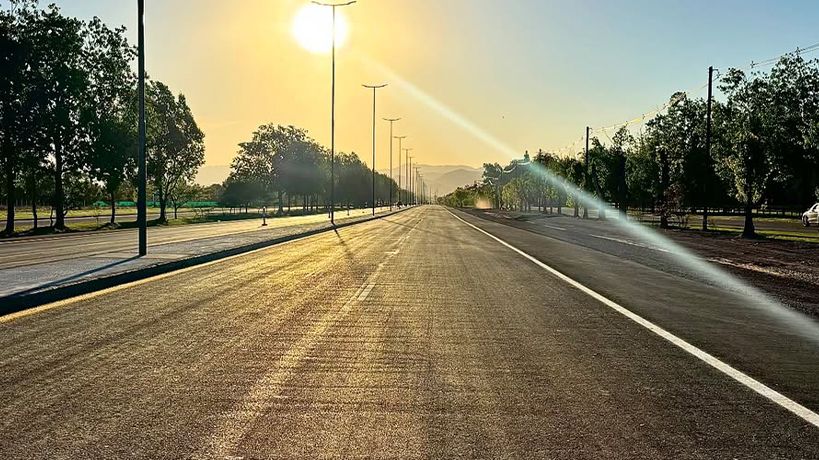 Atardecer en la avenida Padre Luchesse