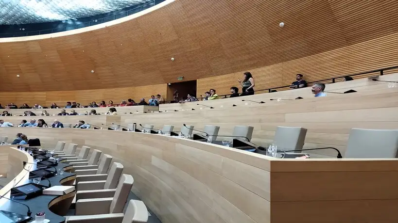 Spaccesi en su banca en sesión