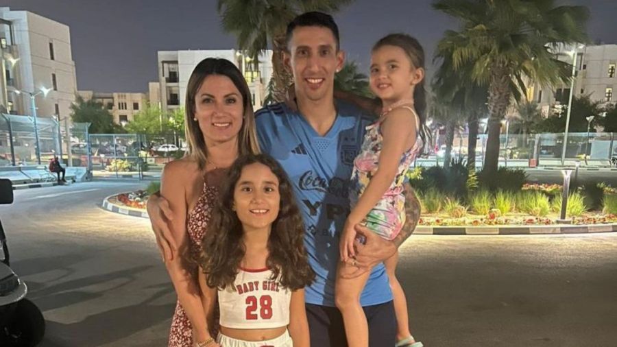 Ángel di María junto a su esposa Jorgelina Cardoso, y sus hijas, Pía y Mía
